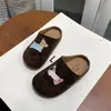 Pantuflas para niñas 2026 nuevo estilo de otoño, pantuflas exteriores de suela blanda estilo Birkenstock para niños, media zapatilla cerrada con forro de felpa, par a juego