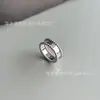 Anillo de Letra Inglesa con Perlas Redondas de Diseño de Nicho para Mujer, Estilo Minimalista Fresco, Versátil, Moderno, de Alta Gama, Tendencia, Retro, Minimalista