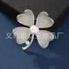 Broche personalizado de trébol de cuatro hojas, cobre, circonita de alta gama, ramillete de flores clásico, accesorios de moda coreanos elegantes y versátiles para mujer.