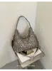 Bolso de mujer de estilo relajado y gran capacidad, nueva colección 2026, con un diseño lindo y ligero, un bolso de hombro, un bolso de tela y un bolso tote con estampado de leopardo para otoño e invierno