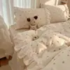 Juego de ropa de cama de cuatro piezas estilo coreano de terciopelo de leche grado A, que incluye una falda de cama, funda de edredón y sábana, adecuado para dormitorios de estudiantes, con un tejido más grueso y denso para uso en invierno