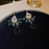 Aretes de Flor con Diamantes Esmeralda y Aguja Plateada, Lujo Ligero, Gama Alta, Aretes Exquisitos, Aretes de Moda para Mujer, Diseño de Nicho
