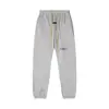 Conjunto de Moletom com Logo Bordado no Peito Tendência Fear of God Essentials e Calça Fog