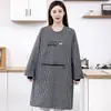 Delantal de algodón, diseño unisex, con estampado a cuadros, letras bordadas, diseño de oso, cremallera y bolsillos grandes, lo que lo hace práctico para cocinar en la cocina y resistente a las manchas y la suciedad