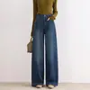 Calça comprida de cintura alta, modelagem solta, que cobre o quadril, com caimento fluido, calça de perna larga, jeans lavado novo de outono 2026, casual versátil, perna reta