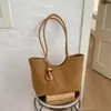 Bolso de hombro único con textura tejida popular de este año para mujer, gran capacidad, simple, para el trabajo, bolso de mano, bolsa para madre e hijo, elegante, versátil, bolso de axila