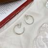 Mesmo estilo de Zhao Rusi com anel simples, clipe de orelha de placa de incenso de mosquito sem furos para orelha, anel de orelha feminino simples e atmosférico para deslocamento, combinando com tudo, de alta qualidade