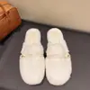 Chinelos fofos, macios e de sola macia, estilo francês, para mulheres, adequados para usar ao ar livre, confortáveis, com pérolas pequenas e um design fofo e peludo.