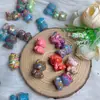 Producción artesanal de laca no material de oso violento de laca flotante Wen accesorios de juego accesorios colgantes pulsera collar de mano
