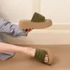Sandálias finas e discretas de sola grossa para mulheres, para uso externo no verão, novo design estilo coreano, combina bem com saias, confortáveis para os pés, chinelos de praia