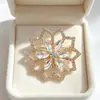 Broche de guirlanda floral cravejado em toda a extensão estilo Ins, pin de guirlanda floral oca de cristal requintado, versátil para o dia a dia e para usar em casacos de noite