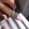 Wecheng desea el mejor anillo de compromiso de circonita en forma de corazón con incrustaciones de diamantes de moda europea y americana de venta al por mayor.