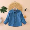 Camisa de Manga Comprida para Meninos 2026 Outono Nova Camisa Jeans para Crianças Pequenas e Médias com Gola Simples Reversível Top Casual para Bebês