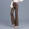 Calça de couro flare versátil de cor sólida para mulheres, novo estilo outono 2026, cintura alta, corte justo, modelagem que valoriza o corpo, calça longa casual e moderna para o dia a dia