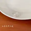 Coleção de anéis abertos de luxo leve com microincrustação de zircônia para mulheres, apresentando um design simples e elegante, versátil para o uso diário, coleção de anéis de alta qualidade