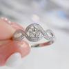 Anillo de circonita de lujo con microincrustaciones de cuatro garras Cao Shi para niñas, anillo de alta calidad con sentido de la cruz, anillo femenino hueco y redondo.