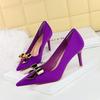 18249-AK68 Zapatos de banquete de moda coreana para mujer, de tacón fino, de satén, con punta baja y lazo metálico.
