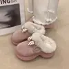 Novas pantufas fofas e de sola grossa para uso doméstico, fofas e quentes, com design de laço, perfeitas para o inverno