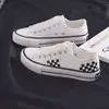 Liquidação Primavera/Verão 2025 Novos Tênis Brancos Versáteis para Mulheres Estilo Coreano Sapatos Casuais Estudante Tendência Sapatos de Treino Planos de Couro