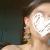 Pendientes largos con diseño personalizado de flores coloridas tejidas a mano para mujer, de primavera y verano, con hojas y flores de cuentas.