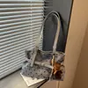 Bolso tote de lunares de nicho de estilo coreano muy elegante, nuevo modelo otoño 2026, bolso de hombro casual de gran capacidad para el trabajo y los desplazamientos