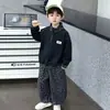 Conjunto otoñal moderno y genial para niños 2026 nuevo y elegante conjunto casual de dos piezas con sudadera de cuello alto y pantalones con estampado de leopardo para niños