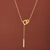 Collar de acero de titanio exquisito chapado en oro de lujo ligero con temperamento que no se desvanece para mujer, moda versátil, tendencia popular en línea, fabricantes de cadena para clavícula
