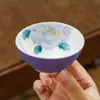 Taza de té blanca como la roca, hecha en fábrica, pintada a mano con patrones florales morados, taza de té especial para la fortuna y la prosperidad, taza de maestro, juego de té Kung Fu, taza de degustación