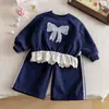 Moletom com laço novo estilo 2026 para meninas e conjunto de bebê com renda, conjunto de duas peças moderno e esportivo estilo coreano