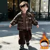 2408 Conjunto de Ropa de Invierno para Niños 2026 Nuevo Estilo Camisa Forrada de Felpa para Bebés y Niños Pequeños Conjunto de Tres Piezas Grueso y Moderno para Bebé