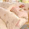 Nuevo juego de ropa de cama de cuatro piezas de algodón 100% con dibujos animados, juego de funda nórdica de algodón puro fresco estilo ins, juego de cama de tres piezas con sábana bajera para dormitorio