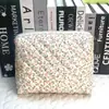 Suministro transfronterizo gran capacidad estilo coreano bolsa de cosméticos portátil bolsa de mamá bolsa de almacenamiento floral bolsa de pañales acolchada bolsa para labiales