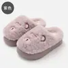Nuevas pantuflas de algodón con diseño de oso de dibujos animados para mujer, adecuadas para otoño e invierno, antideslizantes, cálidas, lindas y sencillas, con un diseño de felpa, de punta cerrada para uso en interiores