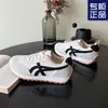 Sapatos Femininos Modernos com Solas Macias, Sapatos Casuais Brancos para Mulheres, Novos Sapatos Versáteis para Primavera e Outono de 2025 Que Fazem os Pés Parecerem Menores