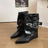 Botas apiladas con hebilla exquisita, estilo de moda de otoño, botas de montar de nicho a media pantorrilla que aumentan la altura, botas de moda de punta estilo chica picante