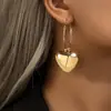 Un par de pendientes de moda para mujer con diseño liso de corazón estilo frío pendientes de alta calidad