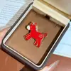 Broche de Caballo del Zodiaco para el Año de Nacimiento, Diseño de Nicho Moderno y Versátil, Broche de Caballo Rojo de Gama Alta, Elegante y Exquisito