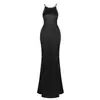 Vestido longo sem costas transfronteiriço com charmoso estilo lady, justo e valorizador, adequado para férias na praia. Qualidade de exportação