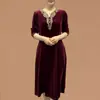 Vestido de Terciopelo Dorado de Manga Larga para Mujeres de Mediana Edad y Mayores 2025 Nuevo Estilo de Moda que Cubre el Vientre Aspecto Adelgazante Vestido de Otoño para Madre