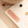 Etiqueta Colorida Corazón Hecho a Mano Dos Agujeros Prensada en Caliente Cuero de Microfibra Etiqueta Sombrero Bufanda Cosida a Mano Etiqueta Decorativa