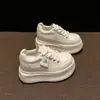 Estación Europea Piel Muy Suave Zapatos Blancos Moda Mujer Otoño Nuevo Altura Pequeña Suela Gruesa Altura Interior Aumentadora Versátiles Zapatos de Plataforma