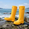 Botas de Lluvia Estilo Coreano para Mujer Suela Gruesa Antideslizantes Botas Rojas de Caña Alta de Moda para Uso en Exteriores Camping Zapatos Impermeables Senderismo por Arroyos Recolección en la Playa Zapatos de Goma