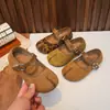 Sapatos de couro para meninas modelo 2026, sapatos Mary Jane de couro camurça retrô coreanos com uma tira, sapatos de sola macia plana tipo casco de porco