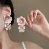 Elegantes Pendientes de Flor de Metal 3D de Alta Gama para Mujer Modernos de Alta Gama con Atmósfera Pendientes de Botón Diseño de Nicho Joyería para Orejas de Lujo Ligero
