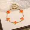 Pulsera de acero de titanio chapada en oro de 18k, de cuatro hojas, lisa, de moda, de venta caliente, con nácar de doble cara, fábrica de joyería de alta gama para mujer