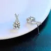 Aretes de botón de plata de ley S925 moissanita XX de cuatro garras estilo caricatura frescos para mujer, aretes de aro cruzados transfronterizos estilo ins europeo y americano