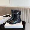 Nuevas botinetas estilo retro 2026 con diseño que aumenta la altura, que cuentan con una hebilla de cinturón, tacón grueso, suela gruesa, detalle plisado estilo western y estilo de bota de caballero.