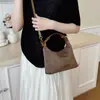 Bolso de mano elegante y versátil para mujer, perfecto para ir al trabajo, con un diseño único y una nueva colección 2026. Se puede llevar en la mano o usar como bolso de hombro o bolso cruzado.