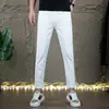 Pantalones casuales blancos de moda para hombre, nuevos pantalones cropped casuales de moda ajustados y elásticos, primavera-verano 2026