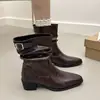 Botas de moda 2026 bico fino com salto grosso, novas botas Martin de cano médio com fivela de cinto de couro, botas de outono com estilo retrô e elegante, apresentando um salto bloco